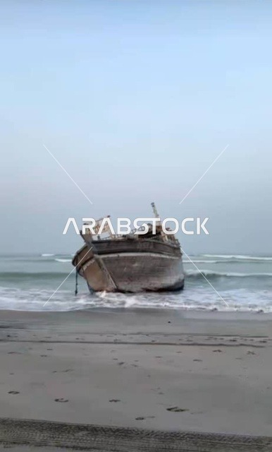 قارب خشبي قديم على شاطئ جزيرة مصيرة بمحافظة جنوب الشرقية، الواجهة البحرية في دولة سلطنة عمان في النهار، الاستمتاع بالرحلات والجولات البحرية الممتعة, الأماكن السياحية الساحلية المشهورة