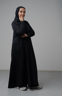 ايماءات التفكير والتمعن في أمر ما, بورتريه لامرأة عربية خليجية سعودية محجبة ترتدي العباءة السوداء تضع يدها على وجهها بإيماءات التأمل, صورة الجسم بالطول الكامل، خلفية بيضاء