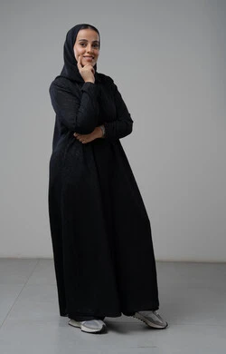 ايماءات التفكير والتمعن في أمر ما, بورتريه لامرأة عربية خليجية سعودية محجبة ترتدي العباءة السوداء تضع يدها على وجهها بإيماءات التأمل, صورة الجسم بالطول الكامل، خلفية بيضاء