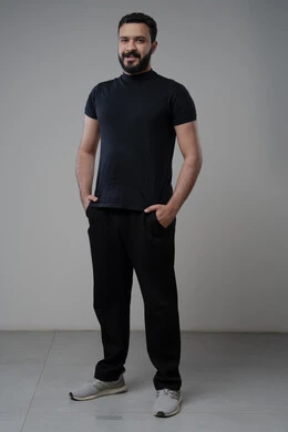  الاعتناء والاهتمام بالمظهر الخارجي، ايماءات السعادة والسرور، مفهوم الاناقة والرجولة، بورتريه لشاب عربي خليجي سعودي يرتدي الزي الكاجوال يقف باستقامة ينظر الى الكاميرا بتعابير الثقة بالنفس، الجسم بالطول الكامل، خلفية رمادية