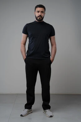  الوقف بجدية وحزم، الاعتناء والاهتمام بالمظهر الخارجي، مفهوم الاناقة والرجولة، بورتريه لشاب عربي خليجي سعودي يرتدي الزي الكاجوال يضع يديه في جيبه ويقف باستقامة ينظر الى الكاميرا بتعابير الثقة بالنفس، الجسم بالطول الكامل، خلفية رمادية