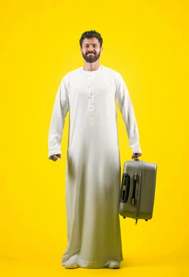 القيام بجولات ترفيهية في إجازة الصيف, بورتريه لشاب عربي خليجي اماراتي يرتدي الكندورة يحمل حقيبة السفر, مفهوم السياحة والسفر، الاستعداد لقضاء رحلة صيفية ممتعة, صورة الجسم بالطول الكامل، خلفية صفراء