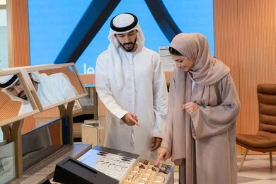 اقتناء الاكسسورات من المولات ، مواكبة آخر صيحات الموضة والجمال، انواع وماركات عالميه ، زوجان عربيان خليجيان اماراتيان يقومان باختيار نظارة طبية ملائمة لملامح الوجه، المتعة بالتسوق في مولات الإمارات،مفهوم ضعف النظر،الاناقة والاهتمام بالمظهر الخارجي