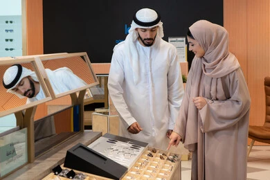 مواكبة آخر صيحات الموضة والجمال، اقتناء الاكسسورات من المولات ، انواع وماركات عالميه ، زوجان عربيان خليجيان اماراتيان يقومان باختيار نظارة طبية ملائمة لملامح الوجه، المتعة بالتسوق في مولات الإمارات،مفهوم ضعف النظر،الاناقة والاهتمام بالمظهر الخارجي