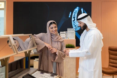 اقتناء الاكسسورات من المولات ،مفهوم ضعف النظر،مواكبة آخر صيحات الموضة والجمال، انواع وماركات عالميه، المتعة بالتسوق في مولات الإمارات، الاناقة والاهتمام بالمظهر الخارجي، زوجان عربيان خليجيان اماراتيان يقومان باختيار نظارة طبية ملائمة لملامح الوجه