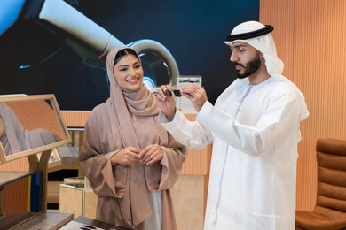 مواكبة آخر صيحات الموضة والجمال، انواع وماركات عالميه، المتعة بالتسوق في مولات الإمارات، الاناقة والاهتمام بالمظهر الخارجي، زوجان عربيان خليجيان اماراتيان يقومان باختيار نظارة شمسية ملائمة لملامح الوجه، حماية العينين من أشعة الشمس