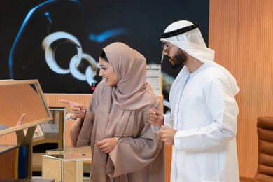 مواكبة آخر صيحات الموضة والجمال، الاناقة والاهتمام بالمظهر الخارجي، زوجان عربيان خليجيان اماراتيان يقومان باختيار نظارة شمسية ملائمة لملامح الوجه، حماية العينين من أشعة الشمس، المتعة بالتسوق في مولات الإمارات