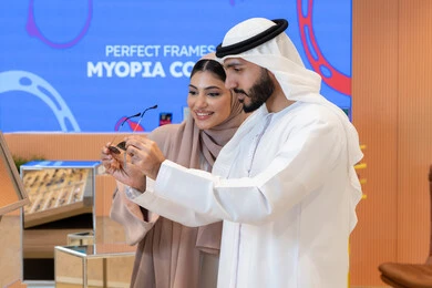 حماية العينين من أشعة الشمس، الاناقة والاهتمام بالمظهر الخارجي، المتعة بالتسوق في مولات الإمارات، مواكبة آخر صيحات الموضة والجمال، زوجان عربيان خليجيان اماراتيان يقومان باختيار نظارة شمسية ملائمة لملامح الوجه