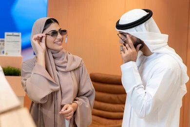 زوجان عربيان خليجيان اماراتيان يقومان باختيار نظارة شمسية ملائمة لملامح الوجه، حماية العينين من أشعة الشمس، المتعة بالتسوق في مولات الإمارات، الاهتمام بالمظهر الخارجي، مواكبة آخر صيحات الموضة والجمال