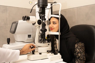 تشخيص وتحديد المشاكل البصرية، استخدام الأجهزة الحديثة المتطورة، سيدة سعودية تتأكد من صحة البصر ، تقييم مدى الرؤية والكشف عن الامراض العينية، امراه عربيه خليجيه اماراتيه تقوم بفحص عينيها بجهاز المنظار العيني، مفهوم الخدمات والرعاية الصحية في المشافي والمراكز الطبية