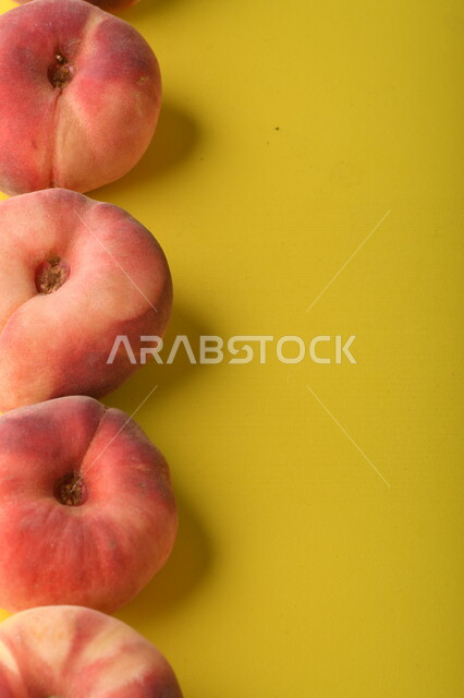فاكهة الدراق اللذيذه الطازجه, فاكهة الخوخ الحلوة المذاق, فاكهه صحيه, فاكهة الصيف, خلفية صفراء