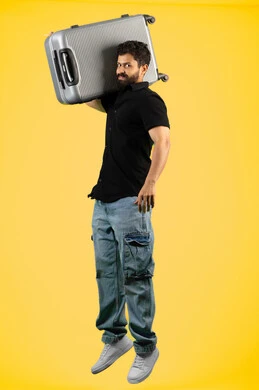 جولات ترفيهية في إجازة الصيف, بورتريه لشاب عربي خليجي اماراتي مبتسم يرتدي الزي الكاجوال يحمل حقيبة السفر, مفهوم السياحة والسفر، رجل سعودي يستعد لقضاء رحلة صيفية ممتعة, صورة الجسم بالطول الكامل، خلفية صفراء