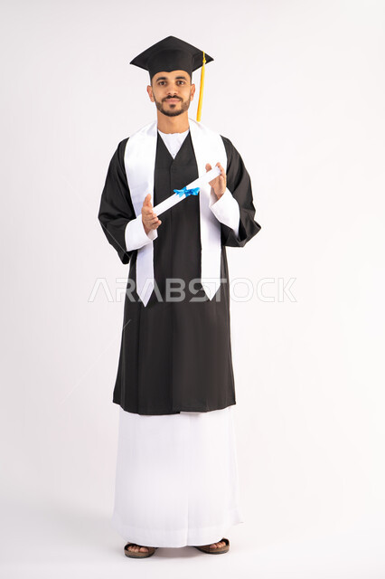 إنهاء المرحلة الجامعية، تعابير السرور والسعادة بالنجاح، التقاط صور ...