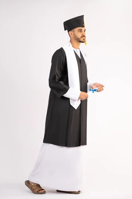 الوصول لحلم النجاح، تعابير السعادة والسرور، مناسبة واحتفال جامعي، الاحتفال بإنهاء الدراسة الجامعية، مفهوم الاجتهاد والتفوق، بورتريه لشاب خريج عربي خليجي اماراتي مبتسم يرتدي عباءة التخرج يمسك بيده الشهادة، الجسم بالطول الكامل، خلفية بيضاء