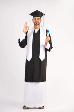 علامة الجودة والامتياز والتميز، الاحتفال بالوصول إلى الأحلام، الاحتفال بإنهاء المرحلة الجامعية، بورتريه لشاب خريج عربي خليجي اماراتي يرتدي القبعة وعباءة التخرج يحمل الشهادة بيده ينظر إلى الكاميرا بإيماءات السعادة، الجسم بالطول الكامل، خلفية بيضاء