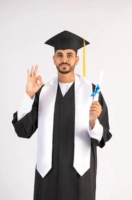 علامة الجودة والامتياز والتميز، الاحتفال بالوصول إلى الأحلام، الاحتفال بإنهاء المرحلة الجامعية، بورتريه لشاب خريج عربي خليجي اماراتي يرتدي القبعة وعباءة التخرج يحمل الشهادة بيده ينظر إلى الكاميرا بإيماءات السعادة، خلفية بيضاء