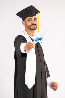 حمل الشهادة بتعابير الفروح والسرور، الشعور بالفخر والثقة بالنفس، الاحتفال بالنجاح وانهاء الدراسة الجامعية، مفهوم التفوق والاجتهاد، بورتريه لخريج عربي خليجي اماراتي يرتدي قبعة وثوب التخرج يقف باستقامة بايماءات السعادة، خلفية بيضاء