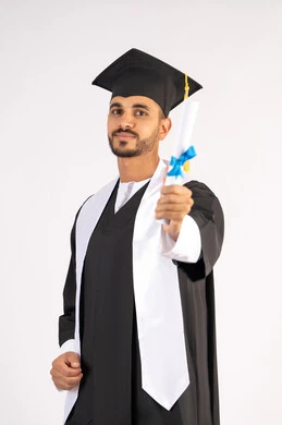 تعابير السعادة والسرور، مناسبة واحتفال جامعي، الاحتفال بإنهاء الدراسة الجامعية، مفهوم الاجتهاد والتفوق، بورتريه لشاب خريج عربي خليجي اماراتي مبتسم يرتدي عباءة التخرج يمسك بيده الشهادة، الوصول لحلم النجاح،  خلفية بيضاء