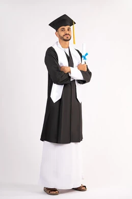 النجاح والاجتهاد والتفوق، التقاط صور شخصية بثياب التخرج، الاحتفال بإنهاء المرحلة الجامعية، بورتريه لشاب خريج عربي خليجي اماراتي مبتسم يرتدي القبعة وعباءة التخرج يقف بأيدي متقاطعة ينظر الى الكاميرا بتعابير الثقة بالنفس، الجسم بالطول الكامل، خلفية بيضاء