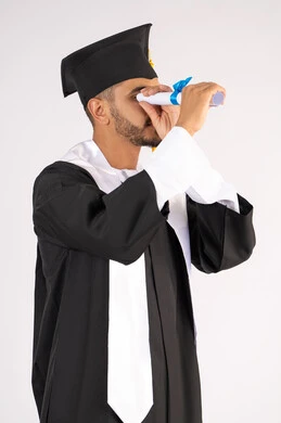 التطلع إلى المستقبل بعد التخرج، الفخر والفرح بالوصول لحلم النجاح، بورتريه لشاب خريج عربي سعودي خليجي يرتدي ثياب التخرج ينظر من خلال شهادة التفوق، الاحتفال بانتهاء المرحلة الجامعية، خلفية بيضاء