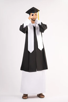 الفرح والفخر بالوصول لحلم النجاح، بورتريه لشاب خريج عربي سعودي خليجي يرتدي ثياب التخرج ينظر من خلال شهادة التفوق، الاحتفال بانتهاء المرحلة الجامعية، التطلع إلى المستقبل بعد التخرج، الجسم بالطول الكامل، خلفية بيضاء