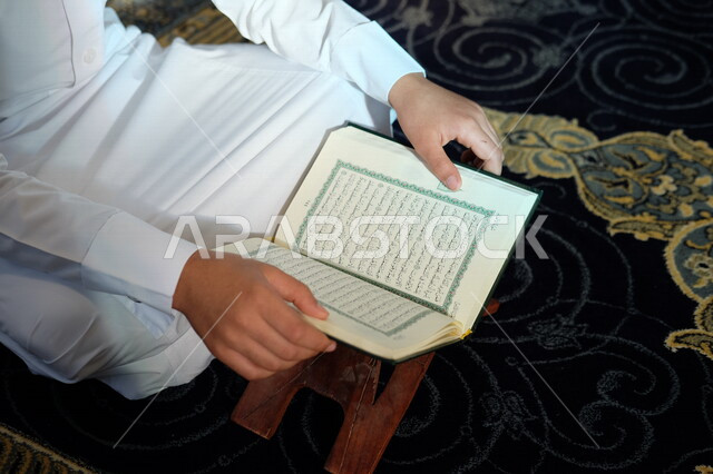 رجل عربي سعودي خليجي يجلس في المسجد, الصلاه والدعاء في المسجد, قراءة القران, التعبد في بيوت الله, ذكر الله