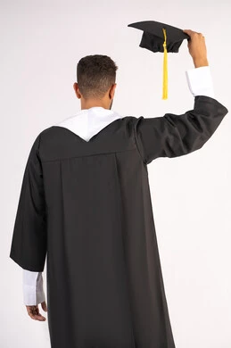التعليم في الامارات العربية المتحدة، الشعور بالفخر والفرح بالوصول لحلم التخرج, بورتريه من الخلف لشاب خريج عربي خليجي اماراتي يرتدي عباءة يرفع قبعة التخرج، الاحتفال بإنهاء المرحلة الجامعية، خلفية بيضاء