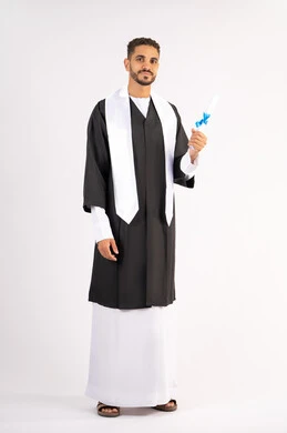 الوصول لحلم النجاح، تعابير السعادة والسرور، مناسبة واحتفال جامعي، الاحتفال بإنهاء الدراسة الجامعية، مفهوم الاجتهاد والتفوق، بورتريه لشاب خريج عربي خليجي اماراتي مبتسم يرتدي عباءة التخرج يمسك بيده الشهادة، الجسم بالطول الكامل، خلفية بيضاء