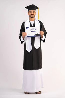 تعابير السعادة والسرور، مناسبة واحتفال جامعي، الاحتفال بإنهاء الدراسة الجامعية، مفهوم الاجتهاد والتفوق، بورتريه لشاب خريج عربي خليجي اماراتي مبتسم يرتدي عباءة التخرج يمسك بيده الشهادة، الوصول لحلم النجاح، الجسم بالطول الكامل، خلفية بيضاء