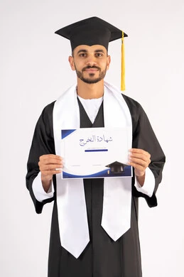 حمل الشهادة بتعابير الفروح والسرور، الشعور بالفخر والثقة بالنفس، الاحتفال بالنجاح وانهاء الدراسة الجامعية، مفهوم التفوق والاجتهاد، بورتريه لخريج عربي خليجي اماراتي يرتدي قبعة وثوب التخرج يقف باستقامة بايماءات السعادة، خلفية بيضاء