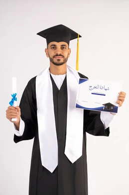 حمل الشهادة بتعابير الفروح والسرور، الشعور بالفخر والثقة بالنفس، الاحتفال بالنجاح وانهاء الدراسة الجامعية، مفهوم التفوق والاجتهاد، بورتريه لخريج عربي خليجي اماراتي يرتدي قبعة وثوب التخرج يقف باستقامة بايماءات السعادة، خلفية بيضاء
