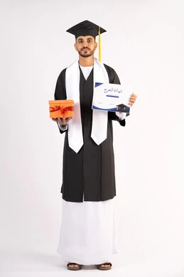 الحصول على الشهادة بتعابير الفرح، الشعور بالفخر والثقة بالنفس، الاحتفال بالنجاح وانهاء الدراسة الجامعية، مفهوم التفوق والاجتهاد، بورتريه لشاب خريج عربي خليجي اماراتي يرتدي قبعة وثوب التخرج يمسك بيده هدية بايماءات السعادة، الجسم بالطول الكامل، خلفية بيضاء