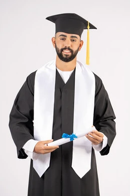 حمل الشهادة بتعابير الفروح والسرور، الشعور بالفخر والثقة بالنفس، الاحتفال بالنجاح وانهاء الدراسة الجامعية، مفهوم التفوق والاجتهاد، بورتريه لخريج عربي خليجي اماراتي يرتدي قبعة وثوب التخرج يقف باستقامة بايماءات السعادة، خلفية بيضاء