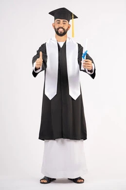 الاعجاب والسرور والرضا، حمل الشهادة بتعابير الفرح والنصر، الاحتفال بالنجاح وانهاء الدراسة الجامعية، مفهوم التفوق والاجتهاد، بورتريه لخريج عربي خليجي اماراتي يرتدي قبعة وثوب التخرج يقف باستقامة بايماءات السعادة، الجسم بالطول الكامل، خلفية بيضاء