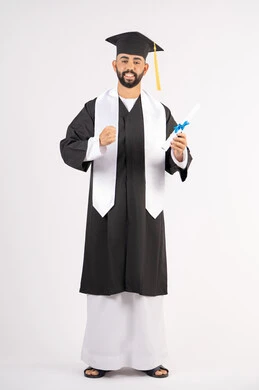 الشعور بالفخر والثقة بالنفس، حمل الشهادة بتعابير الفرح والنصر، الاحتفال بالنجاح وانهاء الدراسة الجامعية، مفهوم التفوق والاجتهاد، بورتريه لخريج عربي خليجي اماراتي يرتدي قبعة وثوب التخرج يقف باستقامة بايماءات السعادة، الجسم بالطول الكامل، خلفية بيضاء