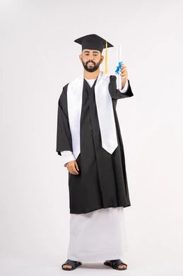 حمل الشهادة بتعابير الفرح والسرور، الشعور بالفخر والثقة بالنفس، الاحتفال بالنجاح وانهاء الدراسة الجامعية، مفهوم التفوق والاجتهاد، بورتريه لخريج عربي خليجي اماراتي يرتدي قبعة وثوب التخرج يقف باستقامة بايماءات السعادة، الجسم بالطول الكامل، خلفية بيضاء