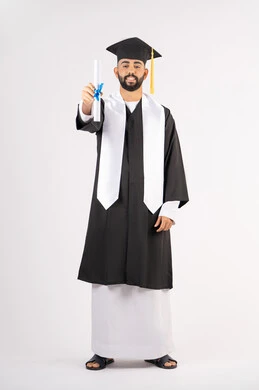 الوصول لحلم النجاح، تعابير السعادة والسرور، مناسبة واحتفال جامعي، الاحتفال بإنهاء الدراسة الجامعية، مفهوم الاجتهاد والتفوق، بورتريه لشاب خريج عربي خليجي اماراتي مبتسم يرتدي عباءة التخرج يمسك بيده الشهادة، الجسم بالطول الكامل، خلفية بيضاء