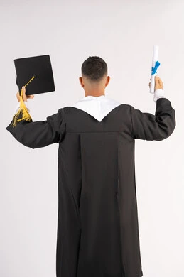 التعليم في الامارات العربية المتحدة، الشعور بالفخر والفرح بالوصول لحلم التخرج, الحصول على الشهادة، بورتريه من الخلف لشاب خريج عربي خليجي اماراتي يرتدي عباءة يرفع قبعة التخرج ووثيقة التخرج، الاحتفال بإنهاء المرحلة الجامعية، خلفية بيضاء