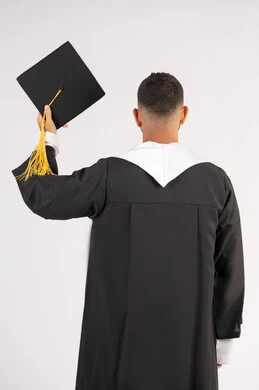 التعليم في الامارات العربية المتحدة، الشعور بالفخر والفرح بالوصول لحلم التخرج, بورتريه من الخلف لشاب خريج عربي خليجي اماراتي يرتدي عباءة يرفع قبعة التخرج، الاحتفال بإنهاء المرحلة الجامعية، خلفية بيضاء