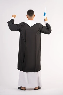 الحصول على الشهادة، التعليم في الامارات العربية المتحدة، الشعور بالفخر والفرح بالوصول لحلم التخرج, بورتريه من الخلف لشاب خريج عربي خليجي اماراتي يرتدي عباءة يرفع وثيقة التخرج، الاحتفال بإنهاء المرحلة الجامعية، الجسم بالطول الكامل، خلفية بيضاء