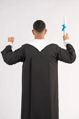 الحصول على الشهادة، التعليم في الامارات العربية المتحدة، الشعور بالفخر والفرح بالوصول لحلم التخرج, بورتريه من الخلف لشاب خريج عربي خليجي اماراتي يرتدي عباءة يرفع وثيقة التخرج، الاحتفال بإنهاء المرحلة الجامعية، خلفية بيضاء