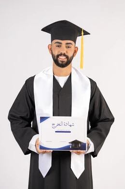 حمل الشهادة بتعابير الفروح والسرور، الشعور بالفخر والثقة بالنفس، الاحتفال بالنجاح وانهاء الدراسة الجامعية، مفهوم التفوق والاجتهاد، بورتريه لخريج عربي خليجي اماراتي يرتدي قبعة وثوب التخرج يقف باستقامة بايماءات السعادة، خلفية بيضاء