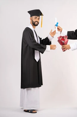 استلام الشهادة بتعابير الفروح والسرور، مفهوم التفوق والاجتهاد، بورتريه من الجانب لخريج عربي خليجي اماراتي يرتدي قبعة وثوب التخرج يقوم بأخذ باقة الورد بايماءات السعادة، الاحتفال بالنجاح وانهاء الدراسة الجامعية، صورة الجسم بالطول الكامل، خلفية بيضاء