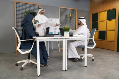 مجموعة من الموظفين العرب الخليجيين الاماراتيين يعقدون اجتماع داخل مقر الشركة، تعلم اساليب العمل والتطوير المهني، العمل الجماعي وروح الفريق، التفاهم والتعاون بين الزملاء ووضع الخطط الاستراتيجية لتحقيق الأهداف، استخدام السبورة لضمان فهم واضح وشامل للاعمال