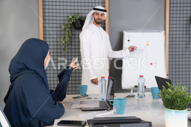 وضع الخطط الاستراتيجية لتحقيق الأهداف، استخدام السبورة لضمان فهم واضح وشامل للاعمال، عقد اجتماع داخل مقر الشركة، مجموعة من الموظفين العرب الخليجيين الاماراتيين يتعلمون اساليب العمل والتطوير المهني، روح الفريق الواحد والعمل الجماعي، التعاون والتفاهم بين الزملاء