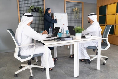 مجموعة من الموظفين العرب الخليجيين الاماراتيين يعقدون اجتماع داخل مقر الشركة، تعلم اساليب العمل والتطوير المهني، العمل الجماعي وروح الفريق، التفاهم والتعاون بين الزملاء ووضع الخطط الاستراتيجية لتحقيق الأهداف، استخدام السبورة لضمان فهم واضح وشامل للاعمال