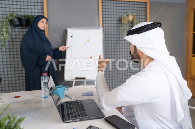 التخطيط الاستراتيجي والتنظيم لتحقيق الأهداف، استخدام السبورة لضمان فهم واضح وشامل للاعمال، عقد اجتماع داخل مقر الشركة، مجموعة من الموظفين العرب الخليجيين الاماراتيين يتعلمون اساليب العمل والتطوير المهني، روح الفريق الواحد والعمل الجماعي، التعاون والتفاهم بين الزملاء