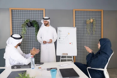 A meeting was held at the company's headquarters. A group of Emirati Gulf Arab employees learned about work methods and professional development, teamwork and team spirit, understanding and cooperation among colleagues, and developing strategic plans to achieve goals. They also used the whiteboard to ensure a clear and comprehensive understanding of the business.