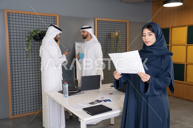 المناقشة وتبادل الأراء والمعلومات داخل مقر الشركة، دراسة و تطوير المشاريع الجديدة في شركات الامارات العربية المتحدة، جمع البيانات وحل المشكلات، مجموعة من الموظين العرب الخليجيين الاماراتيين يقومون باجتماع عمل داخل المكتب