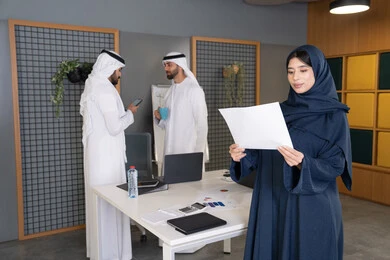 المناقشة وتبادل الأراء والمعلومات داخل مقر الشركة، دراسة و تطوير المشاريع الجديدة في شركات الامارات العربية المتحدة، جمع البيانات وحل المشكلات، مجموعة من الموظين العرب الخليجيين الاماراتيين يقومون باجتماع عمل داخل المكتب